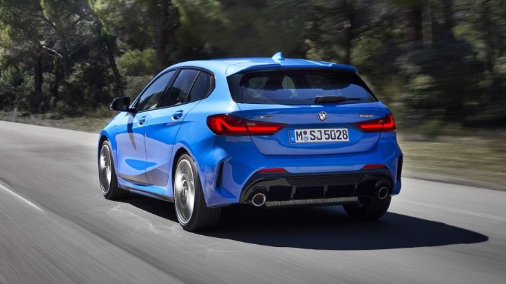 BMW M135i hátulja