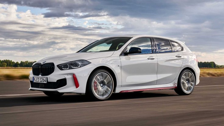 Új BMW 128ti modell egy kifutón féloldalról