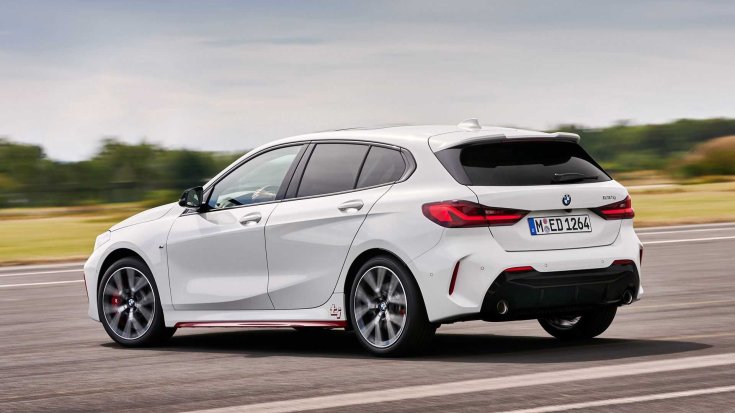 Új BMW 128ti modell egy kifutón hátulról