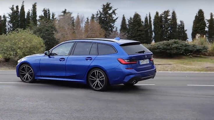 A BMW 3-as kombi hátulról fotózva manőverezés közben