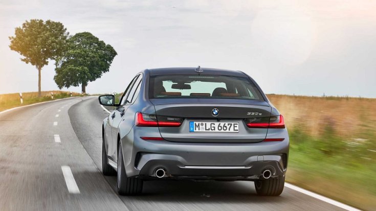 2019 BMW 330e hátulja