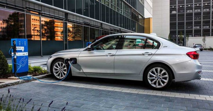 BMW 330e hibrid oldalról