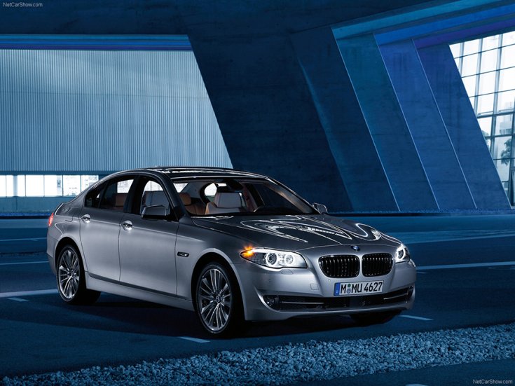 BMW 5 F10 egy parkolóházban szemből