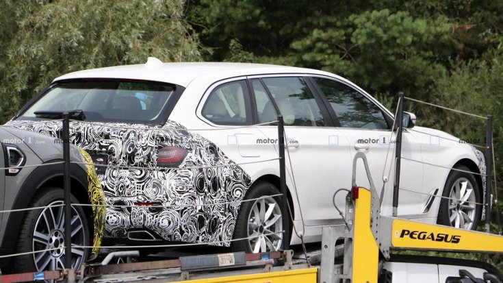 BMW 5-ös sorozat Touring tréleren, matricázva