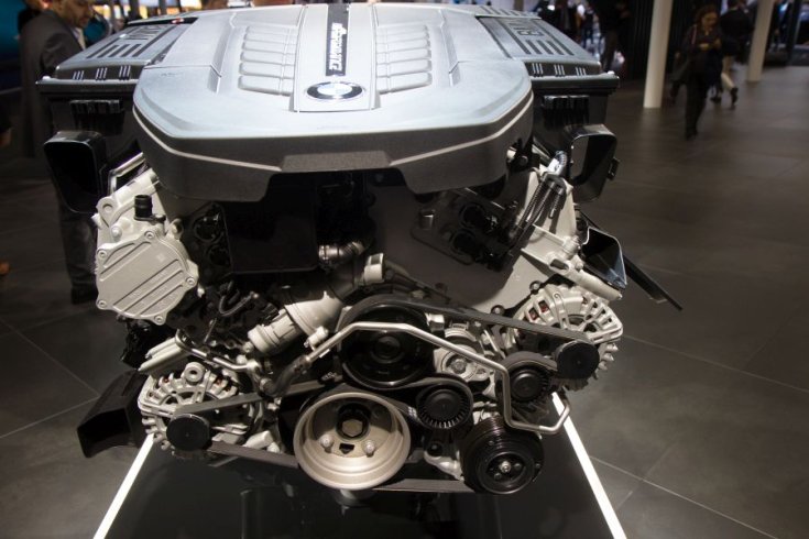 BMW M760Li xDrive V12-es motorja