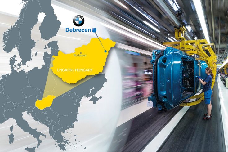 BMW összeszerelés közben, mellette Európa térképe, kiemelve az új gyár helyszínét, Debrecent