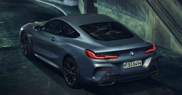 BMW M850i xDrive First Edition Frozen Barcelona Blue árnyalatban