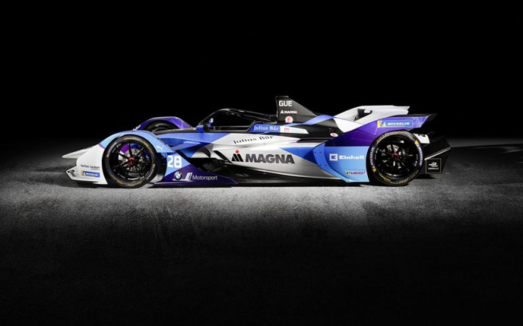 A A BMW iFE.20 formula-e autó oldalról fotózva