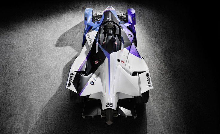 A BMW iFE.20 formula-e autó hátulról fotózva