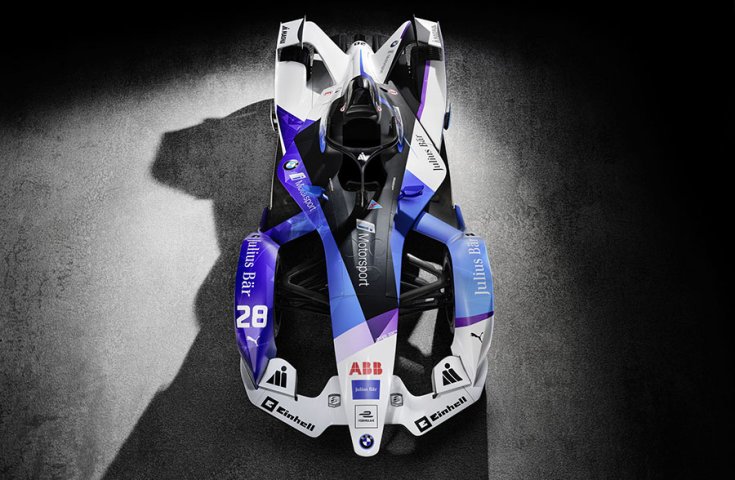 A BMW iFE.20 formula-e autó elölről fotózva