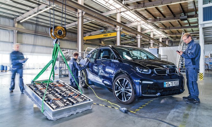 Kiszerelt akkucsomag egy BMW i3 mellett