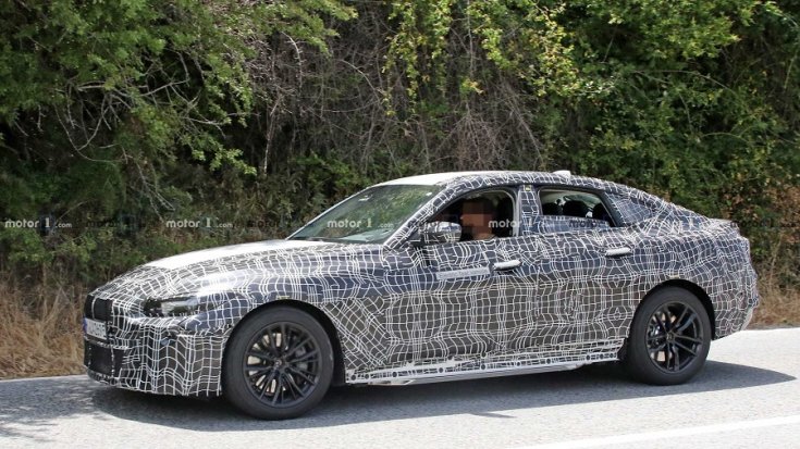 matricázott BMW i4, sofőrrel, oldalról