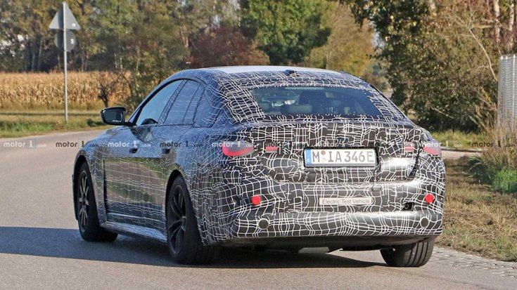 A BMW i4 hátulról