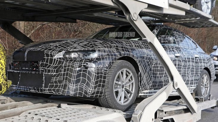 BMW i4 elektromos coupé álcázva