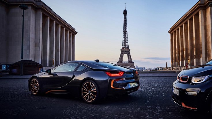 BMW i8 kupé, háttérben az Eiffel torony