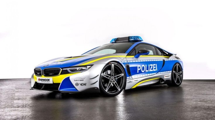 fotó egy BMW i8 rendőrautóról