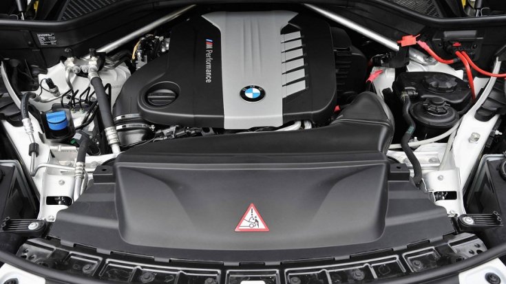 BMW X5 M50d motortér