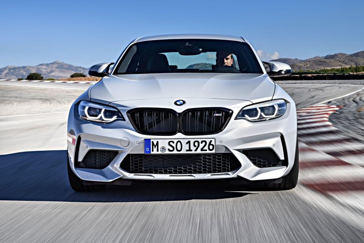 BMW M2 szemből fotózva