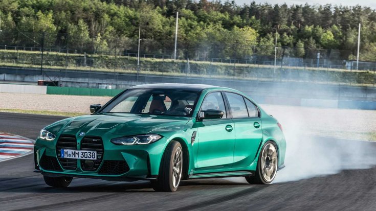 BMW M3 szemből, driftelés közben