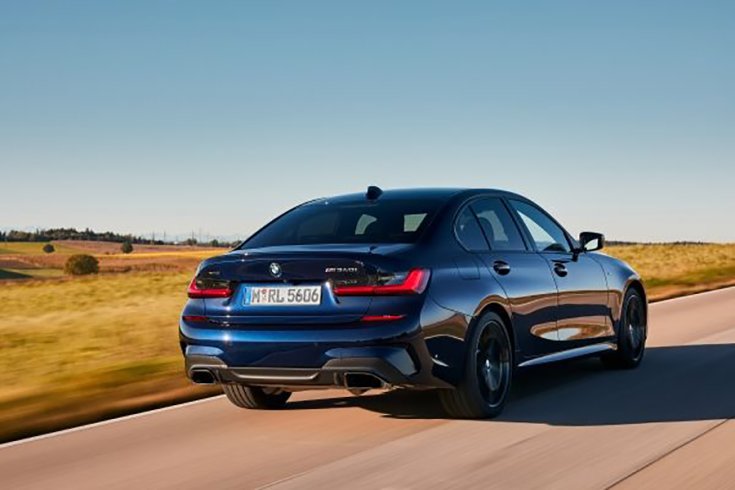 A BMW M340i First Edition limuzin hátulról fotózva