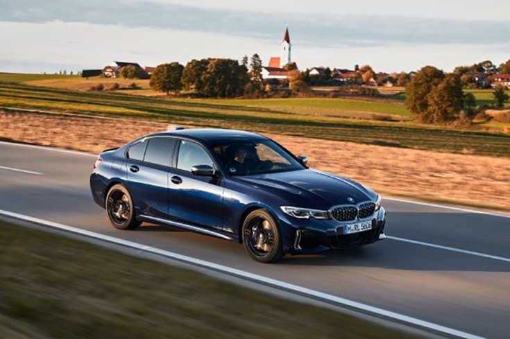 A BMW M340i First Edition limuzin elölről fotózva