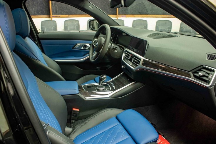 BMW M340i kék-fekete kontrasztos varrás