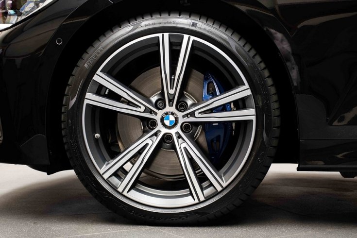 BMW M340i felni és kék féknyereg