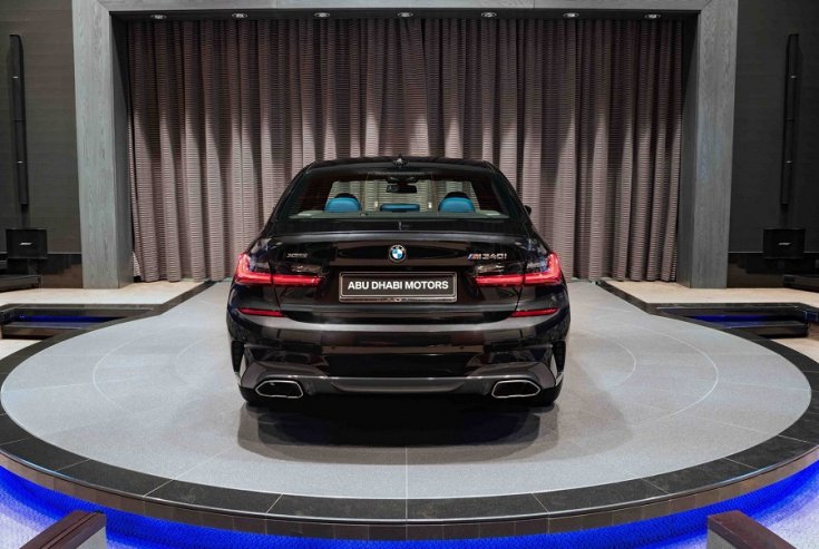 BMW M340i Abu Dhabi bemutatótermében