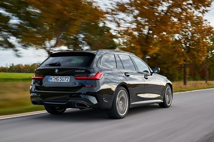 A BMW M340i xDrive Touring hátulról fotózva