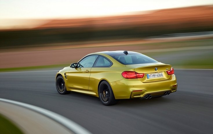 BMW M4 kupé versenypályán