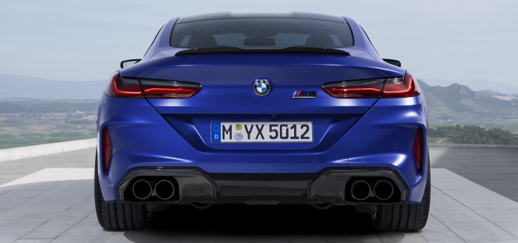 BMW M8 Competition hátulja