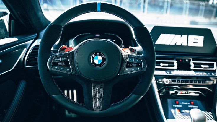 BMW M8 Competition MotoGP biztonsági autó beltér