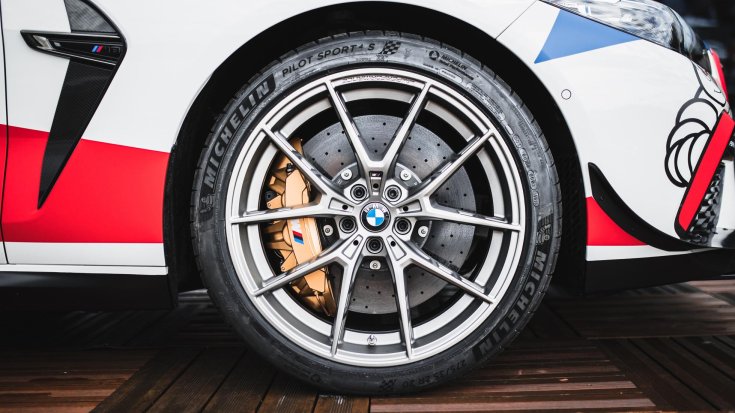 BMW M8 Competition MotoGP biztonsági autó fék