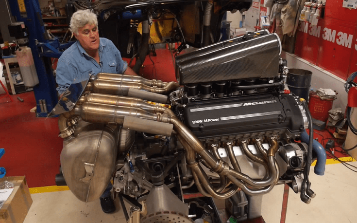 Jay Leno, mellette pedig az S70/2-es kódjelű BMW motor