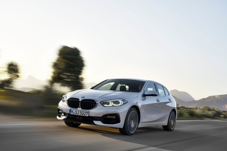 BMW modell országúton féloldalról