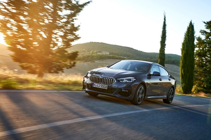 BMW országúton féloldalról