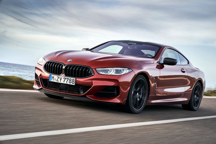 BMW országúton az tenger mellett féloldalról