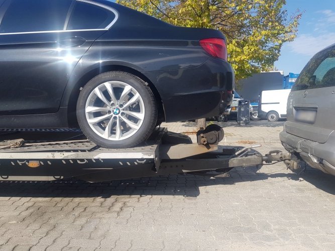 Pótkocsiról lelógó BMW