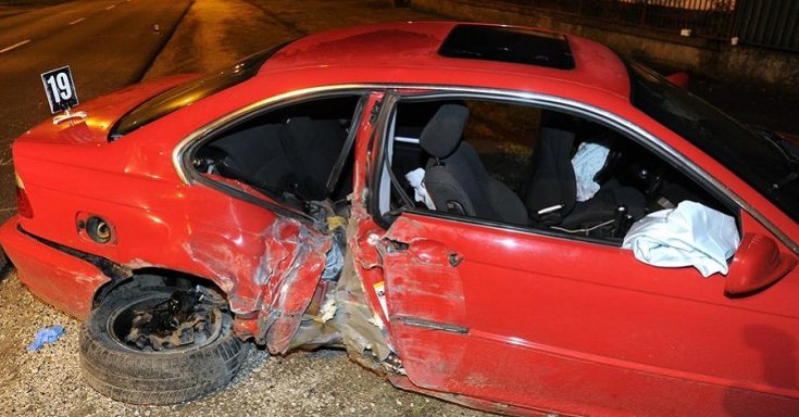 Korlátnak csapódott BMW oldalról fotózva