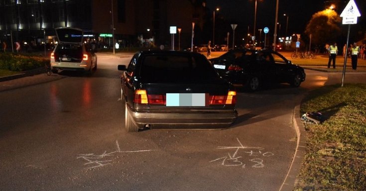 Fekete színű BMW hátulról fotózva