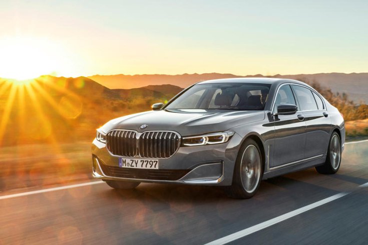 7-es BMW oldalról fotózva