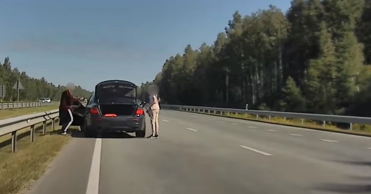 BMW-t tankolnak az autópálya belső sávjában