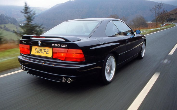 A BMW 850 menet közben hátulról fotózva