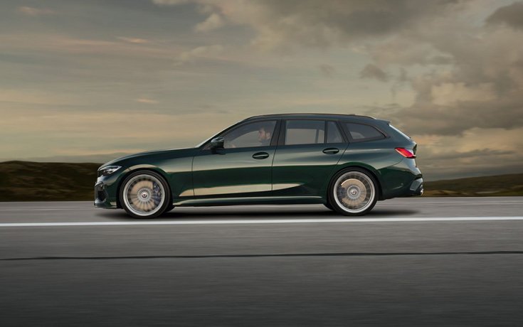A BMW Alpina B3 Touring oldalról fotózva menet közben