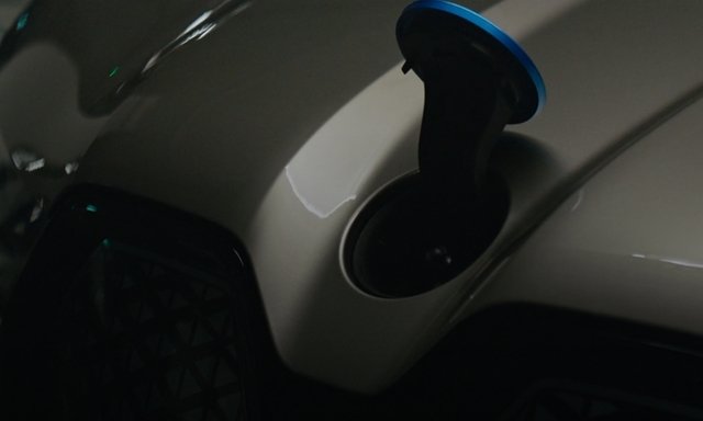 2021-es BMW iX modell orrán az embléma különlegesen felnyitva