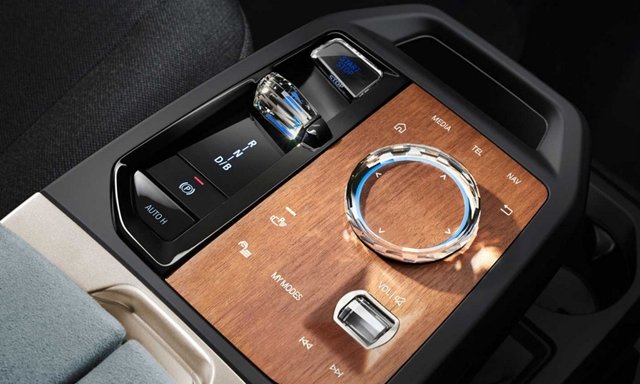 2021-es BMW iX modell belső terében egy kezelő felület közelről