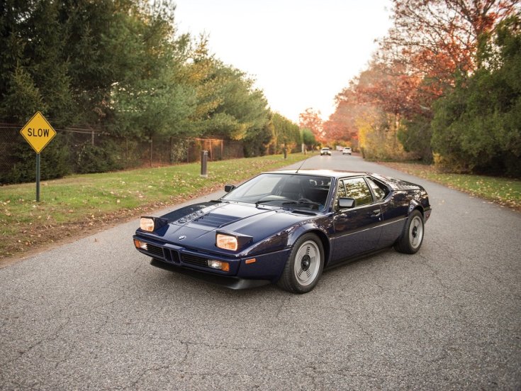 1978 BMW M1 fekete, sötétkék, oldalnézet, elölről, balról