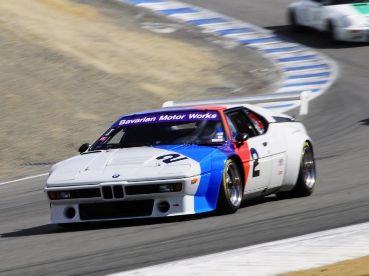 1978 BMW M1 motorsprt, fehér, kék-piros versenycsík, elölnézet, oldalról, balról