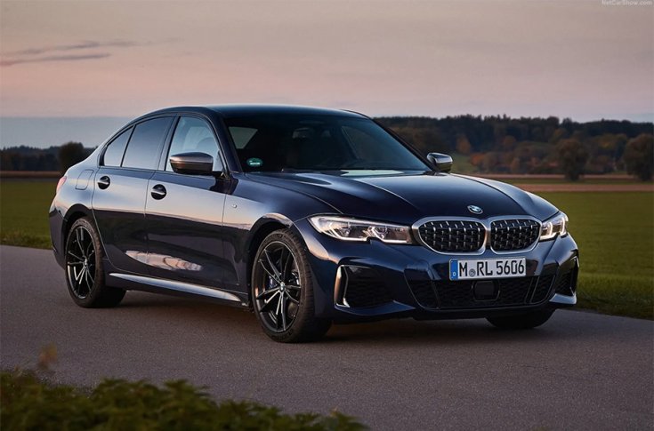 A BMW M3 álló helyzetben