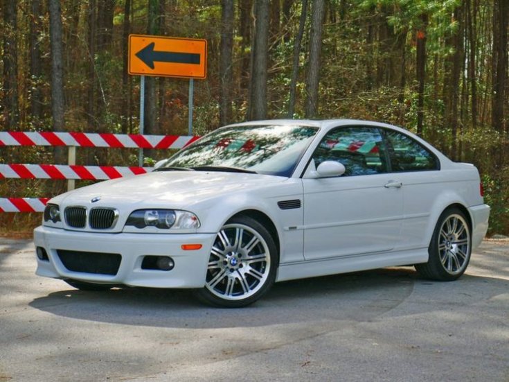 BMW M3 coupe oldalról, erdő szélén